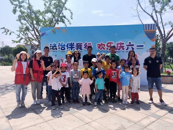 1.1周市镇 在兰泾童趣学法乐园开展“法治伴我行 欢乐庆六一”亲子活动.jpg