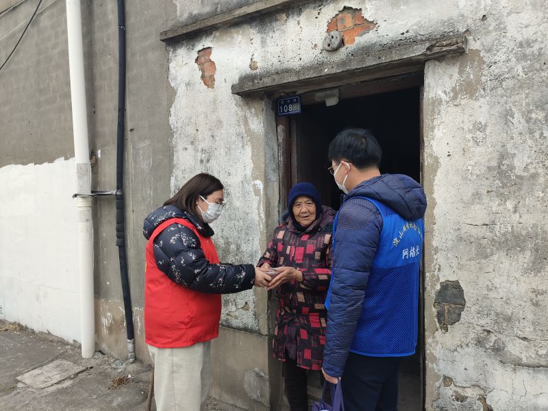 淀山湖社区送腊八粥.jpg