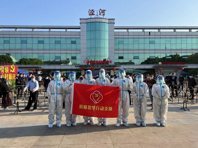 “来'疫'线行动支部参与泾河村核酸检测服务工作.jpg