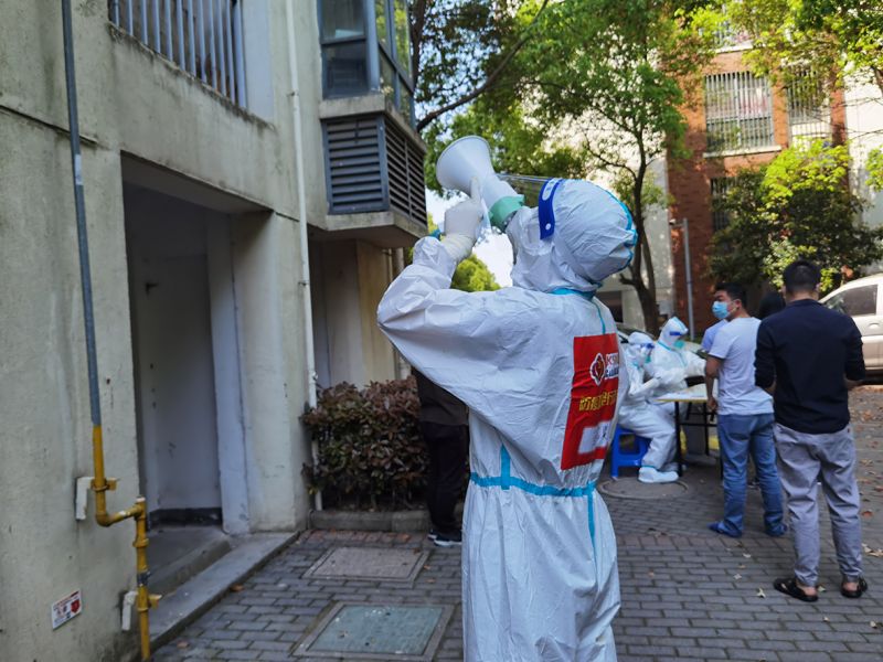 行动支部党员分时段通知居民下楼做核酸.jpg