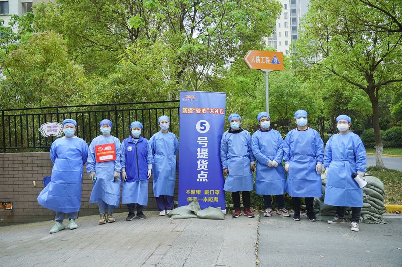 集中发放爱心礼包物资.jpg