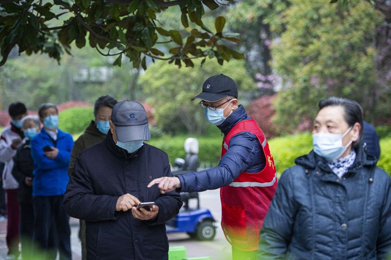 4月7日，市自然资源和规划局机关第二党支部书记、财审处处长汪林在荣景社区核酸监测点维持秩序、查验两码。.jpg